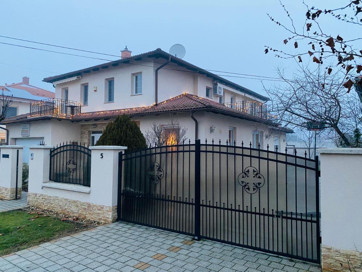Aura Apartman Hajduszoboszlo Exterior photo